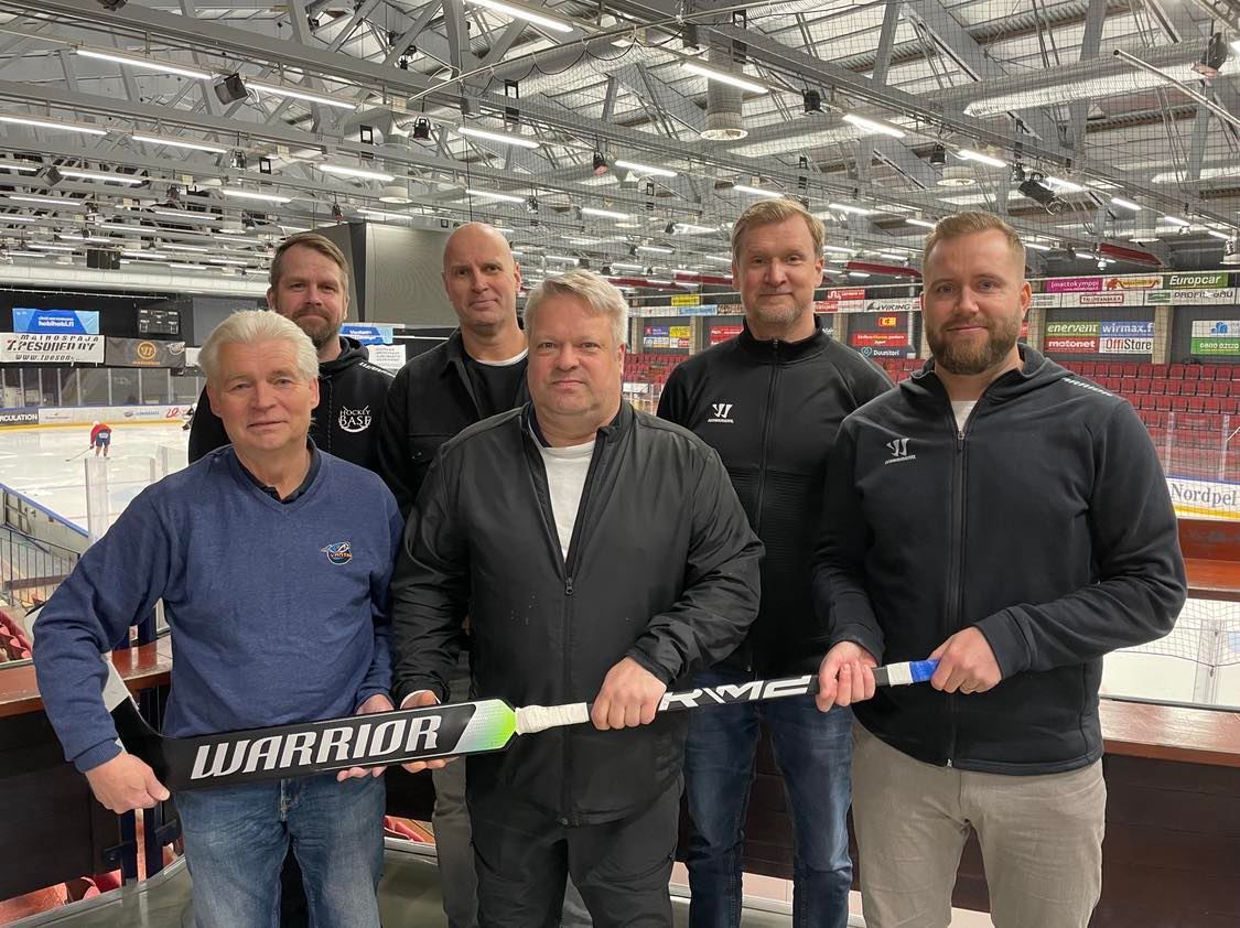Kiekko-Vantaa, Warrior ja Hockey Base yhteistyöhön