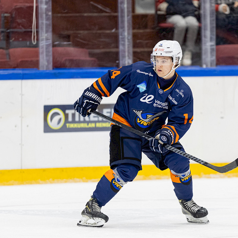 Oliver Holttinen jatkaa Lohipaidassa kaudella 25-26!