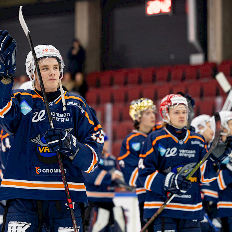 Kauden ensimmäinen kotivoitto – pelissä juhlittiin myös ensimmäisiä Mestis-maaleja