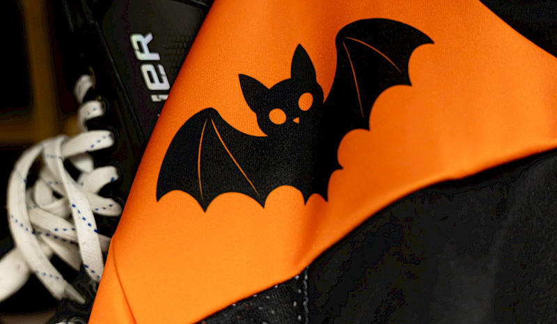 Halloween-ottelussa tunnelma oli huipussaan ja fanitkin pukeutuivat – katso kuvat!