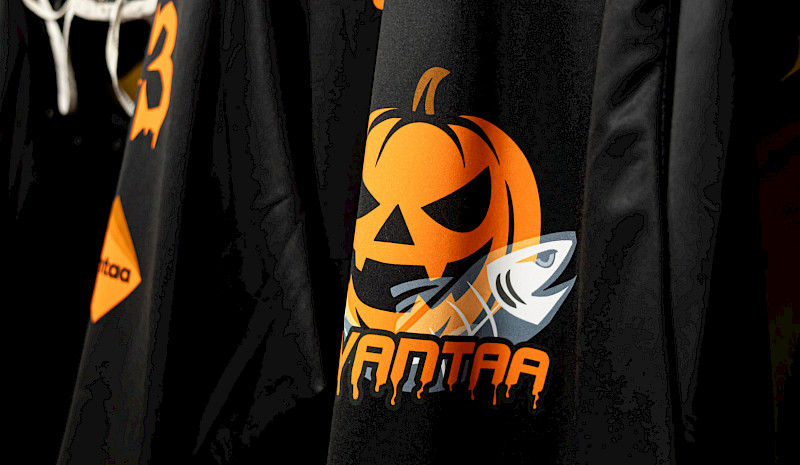 Halloween-ottelussa tunnelma oli huipussaan ja fanitkin pukeutuivat – katso kuvat!