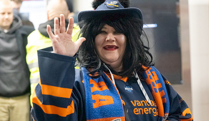 Halloween-ottelussa tunnelma oli huipussaan ja fanitkin pukeutuivat – katso kuvat!