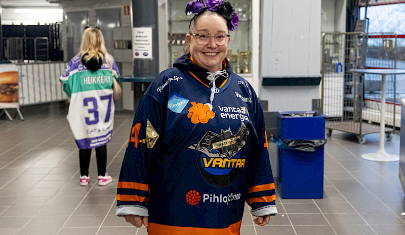 Halloween-ottelussa tunnelma oli huipussaan ja fanitkin pukeutuivat – katso kuvat!