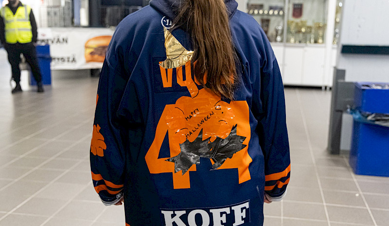 Halloween-ottelussa tunnelma oli huipussaan ja fanitkin pukeutuivat – katso kuvat!